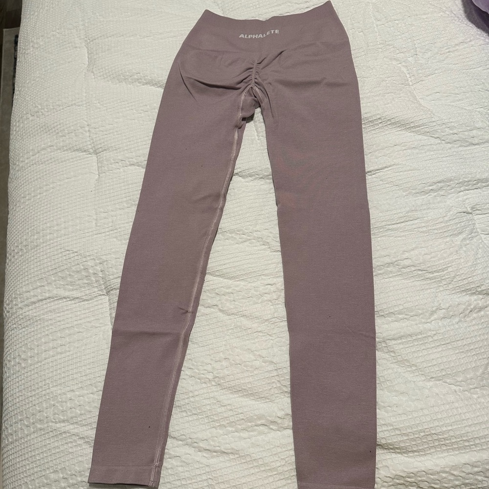 Alphalete Amplify Leggings in color viola (size small)